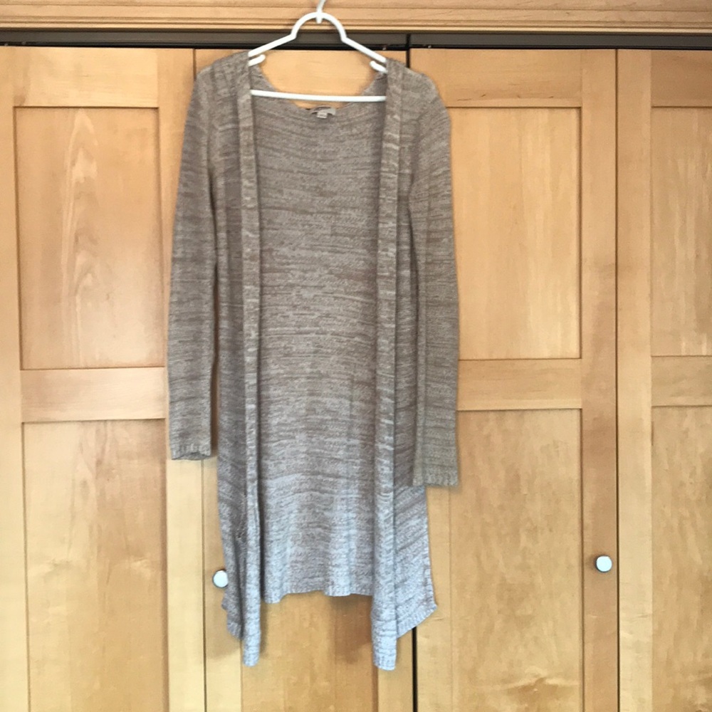 Long cardigan that goes just below the hip